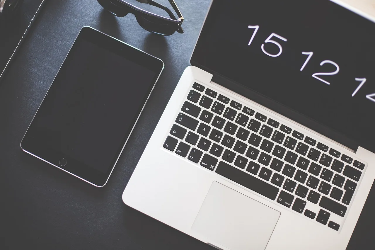 apple, computer, desk, electronics, gadgets, keyboard, laptop, macbook, screen, sunglasses, tablet, workspace, gray computer, gray laptop, gray apple, gray desk, gray keyboard, gray tablet